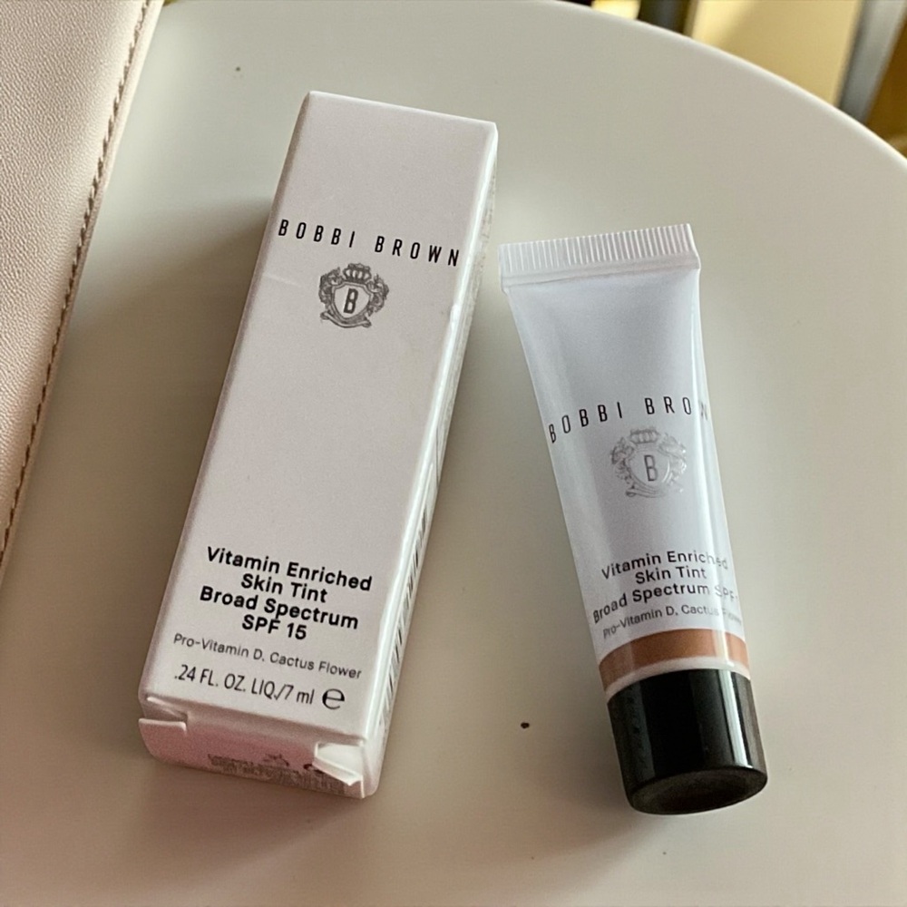 Bobbi Brown Vitamin Enriched Skin Tint SPF 15 - Golden 4